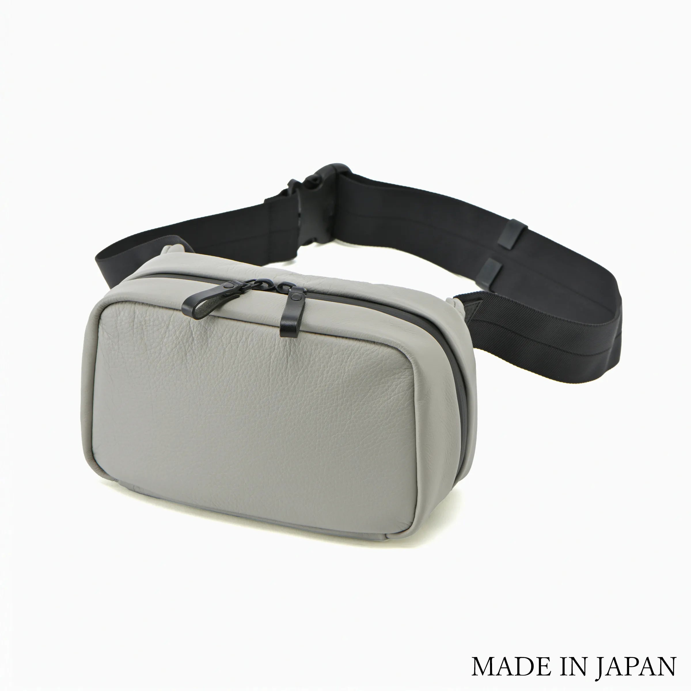 Magic パック 美品 コンパクトレザーボディバッグ|撥水レザー ×コンパクト×高機能